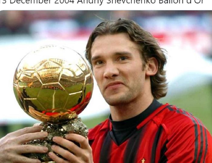 Pemain legendaris AC Milan, Andriy Shevchenko, memamerkan penghargaan Ballon d'Or 2004.