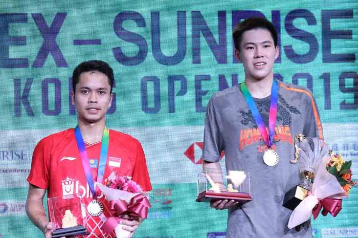 Pebulu tangkis tunggal putra Indonesia, Anthony Sinisuka Ginting bersama Lee Cheuk Yiu dalam penyerahan trofi pada Hong Kong Open 2019, 17 November 2019.