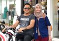 Romantisnya Pasangan Hanung dan Zaskia yang Kencan Dengan Naik Motor