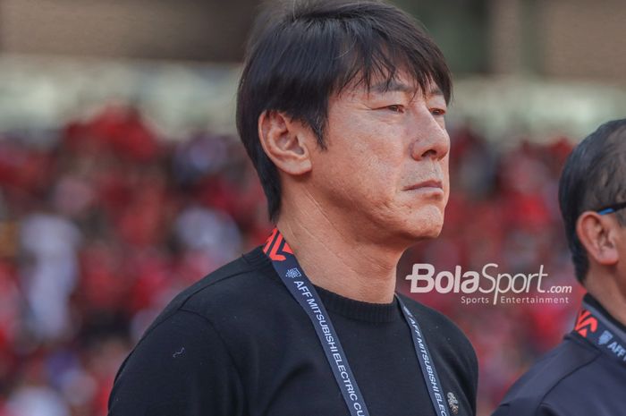 Pelatih timnas Indonesia, Shin Tae-yong, sedang memantau para pemainnya bertanding dalam laga leg pertama semifinal Piala AFF 2022 di Stadion Gelora Bung Karno, Senayan, Jakarta, 6 Januari 2023.