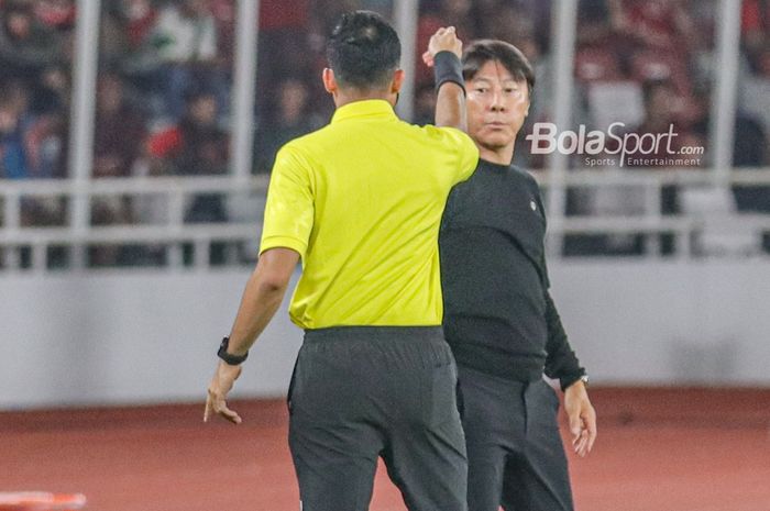 Pelatih timnas Indonesia, Shin Tae-yong (kanan), sedang melakukan protes kepada wasit saat memantau timnya bertanding dalam laga Piala AFF 2022 di Stadion Gelora Bung Karno, Senayan, Jakarta, 29 Desember 2022.