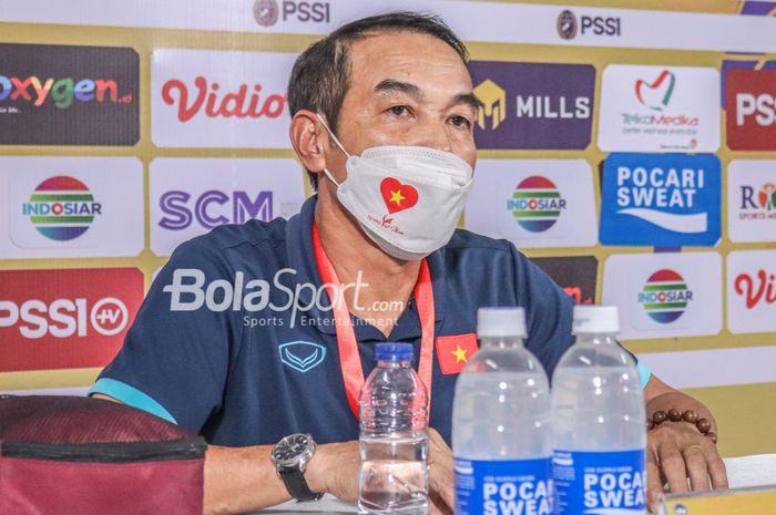 Pelatih timnas U-19 Vietnam, Dinh The Nam, nampak sedang melakukan sesi jumpa pers di Stadion Patriot Candrabhaga, Bekasi, Jawa Barat, 2 Juli 2022.