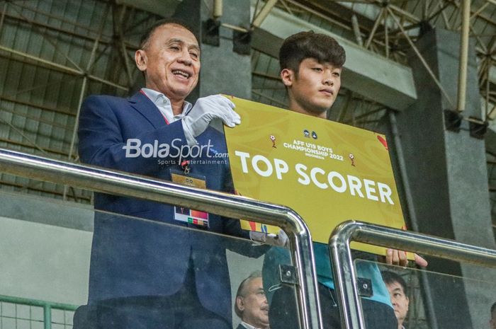 Ketua Umum PSSI, Mochamad Iriawan (kiri), sedang memberikan penghargaan raja gol di Piala AFF U-19 2022 yang jatuh kepada pemain timnas U-19 Vietnam bernama Nguyen Quoc Viet (kanan) di Stadion Patriot Candrabhaga, Bekasi, Jawa Barat, 15 Juli 2022.