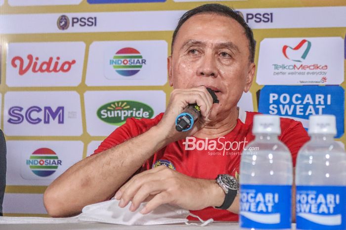 Ketua Umum PSSI, Mochamad Iriawan, sedang dalam sesi jumpa pers di Stadion Patriot Candrabhaga, Bekasi, Jawa Barat, 11 Juli 2022.