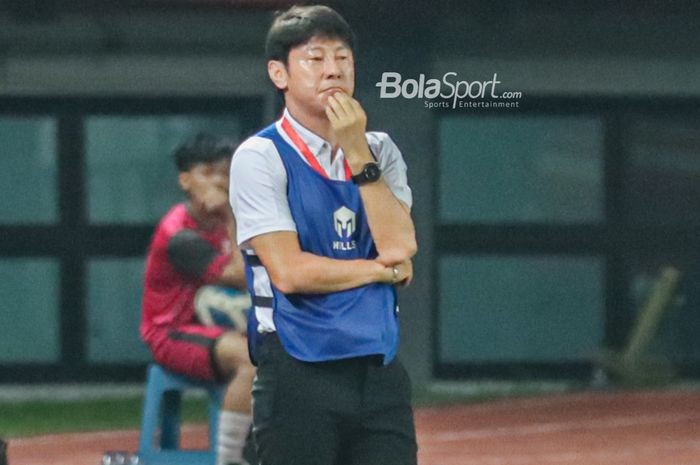 Pelatih timnas U-19 Indonesia, Shin Tae-yong, nampak serius memikirkan strategi ketika memantau para pemainnya bertanding di Stadion Patriot Candrabhaga, Bekasi, Jawa Barat, 6 Juli 2022.