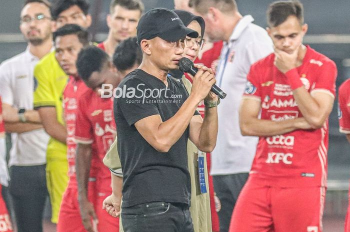 Ismed Sofyan menyampaikan salam perpisahannya dengan Persija Jakarta seusai skuad Macan Kemayoran bertanding  dalam laga pekan ke-10 Liga 1 2022 di Stadion Patriot Candrabhaga, Bekasi, Jawa Barat, 17 September 2022. 