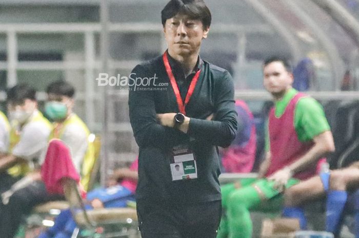 Pelatih timnas Indonesia, Shin Tae-yong, nampak sedang memantau para pemainnya saat bertanding di Stadion Pakansari, Bogor, Jawa Barat, 27 September 2022.