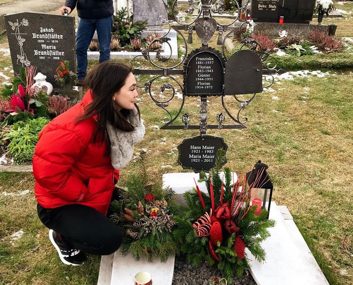 Luna Maya liburan akhir tahun ke makam kakek dan neneknya di Austria