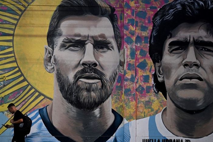 Mural Lionel Messi dan Diego Maradona ditampilkan di Buenos Aires (16/12/2022) jelang final Piala Dunia 2022 antara timnas Argentina vs Prancis.