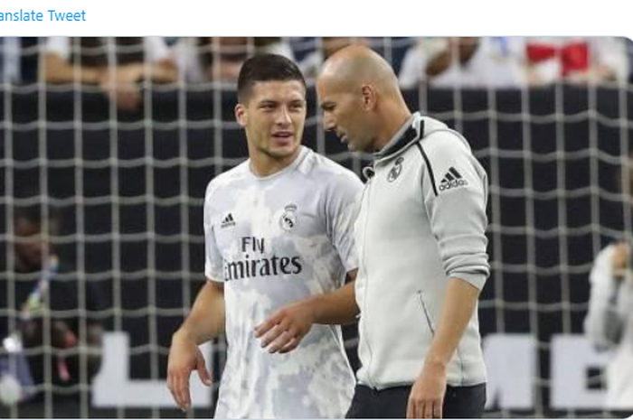 Pelatih Real Madrid, Zinedine Zidane (kanan) saat berbincang dengan Luka Jovic dalam sebuah kesempatan.