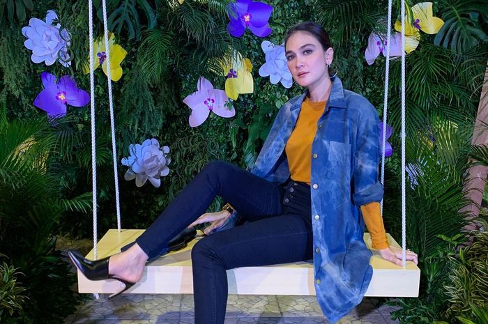 Koleksi Tas Mewah Warna Oranye Milik Luna Maya Mantan Reino Barack