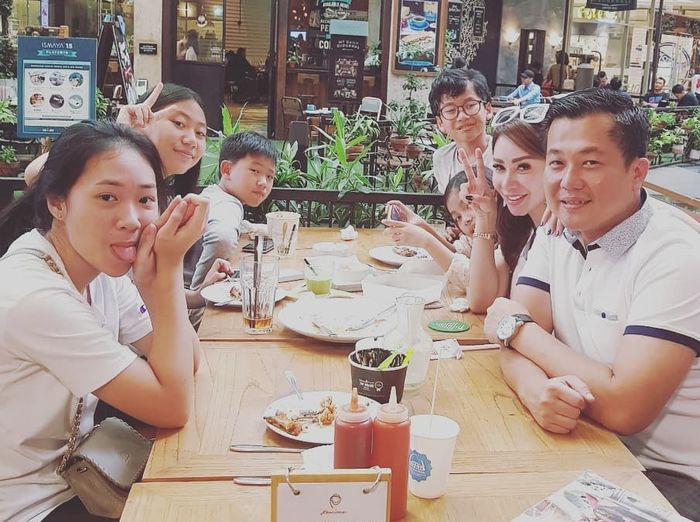 Femmy Permatasari dan Alfons Martinus ajak anak-anak mereka jalan-jalan
