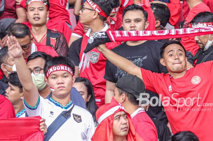 Aksi suporter timnas Indonesia saat menonton laga Piala AFF 2022 di Stadion Utama Gelora Bung Karno, Senayan, Jakarta, 29 Desember 2022.