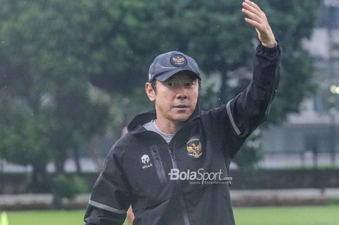 Pelatih timnas Indonesia, Shin Tae-yong (tengah), tampak sedang memberikan intruksi kepada para pemainnya saat berlatih di Lapangan A, Senayan, Jakarta, 4 Januari 2023.