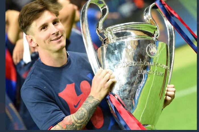 Lionel Messi berpose dengan trofi Liga Champions yang diraih Barcelona.