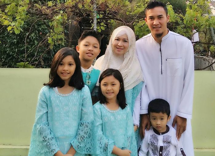 Okie Agustina bersama dengan suami dan anak-anaknya