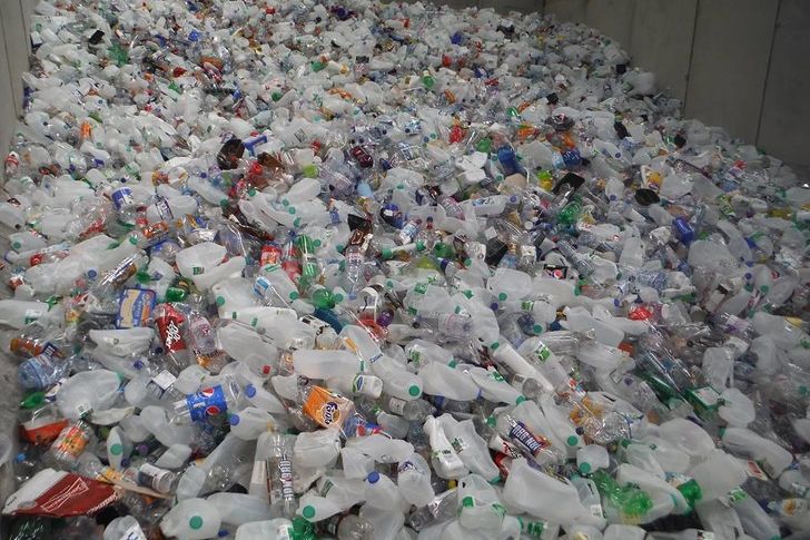 Sampah-sampah plastik yang dijadikan bahan pembuat aspal.