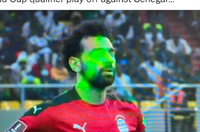 Momen Mohamed Salah disorot laser oleh pendukung Senegal sebelum melakukan eksekusi tendangan penalti dalam kualifikasi Piala Dunia 2022 antara Mesir vs Senegal, Rabu (30/3/2022) dini hari WIB.