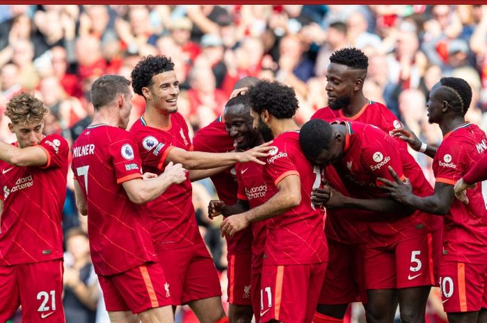 Para pemain Liverpool merayakan gol Naby Keita ke gawang Crystal Palace pada pekan kelima Liga Inggris 2021-2022 di Stadion Anfield, Sabtu (18/9/2021).