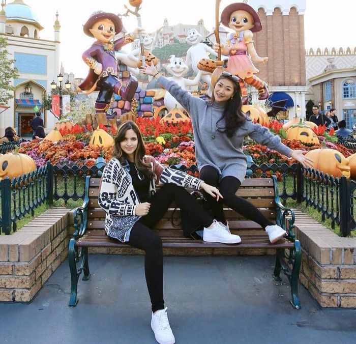 Nia Ramadhani dan Theresia Wienathan
