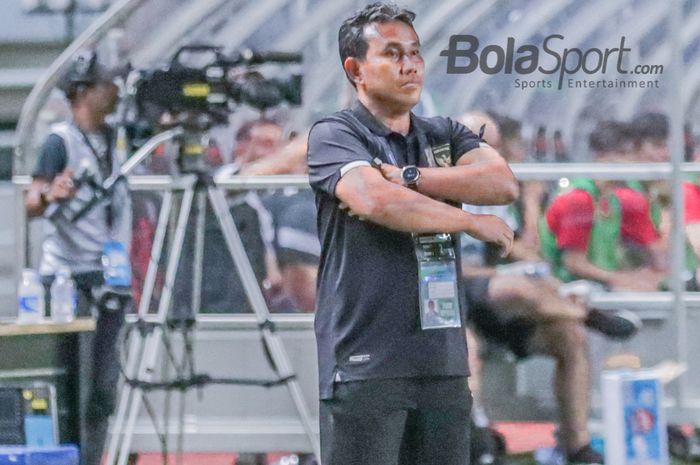 Pelatih timnas U-17 Indonesia, Bima Sakti, tampak sedang memantau para pemainnya dalam laga Kualifikasi Piala Asia U-17 2022 di Stadion Pakansari, Bogor, Jawa Barat , 7 Oktober 2022.