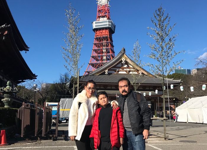 Inul Daratista dan keluarga berfoto di Tokyo Tower, Jepang