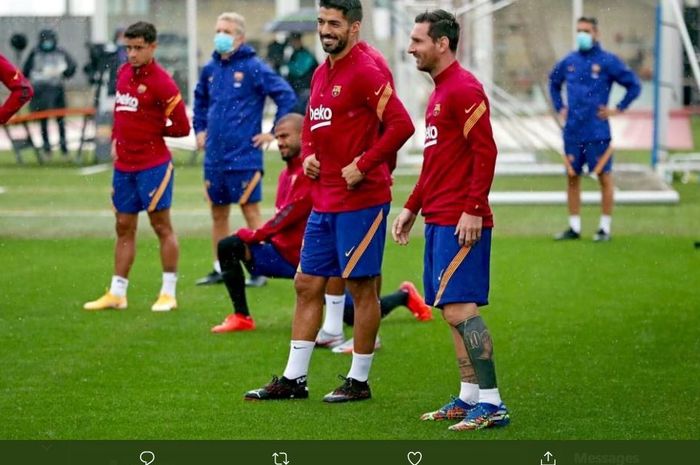 Lionel Messi dan Luis Suarez mengobrol dalam sesi latihan Barcelona, 9 September 2020.