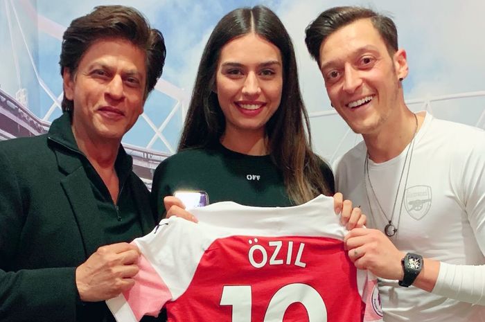 Aktor Bollywood ternama, Shah Rukh Khan (kiri), menemui pemain Arsenal, mesut Oezil (kanan) dan tunangannya Amine Gulse (tengah)