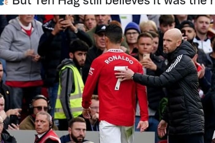 Reaksi Cristiano Ronaldo (kiri) saat ditarik Erik ten Hag dalam duel Liga Inggris Manchester United vs Newcastle United di Old Trafford (16/10/2022).