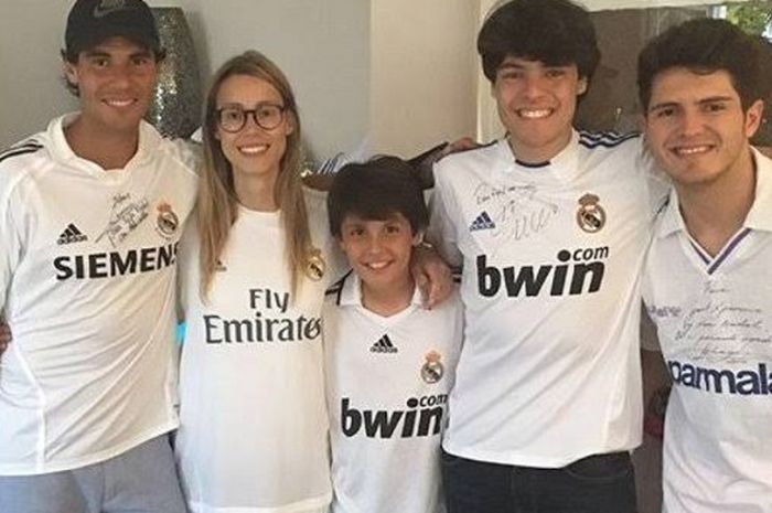 Rafael Nadal dan kerabat mengenakan kostum Real Madrid.