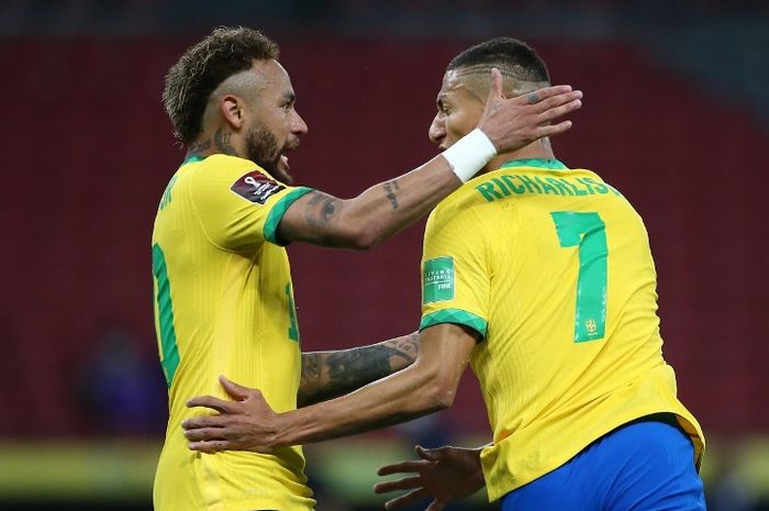 Dua bintang timnas Brasil, Neymar dan Richarlison, melakukan selebrasi usai menjebol gawang ekuador dalam Kualifikasi Piala Dunia 2022.