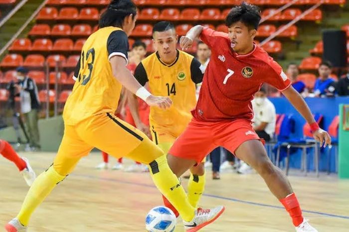 Pemain timnas futsal Indonesia sedang berebut bola dengan pemain timnas Brunei Darussalam pada Piala AFF Futsal 2022.