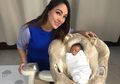 dr Reisa Masih Pakaikan Bedong untuk Si Kecil, Begini Penjelasannya