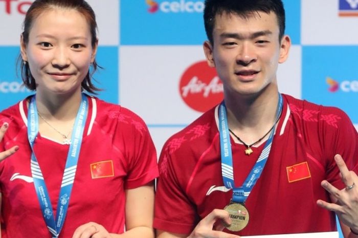 Pasangan ganda campuran China, Zheng Siwei/Huang Yaqiong, berpose di podium kampiun Malaysia Open 2019.