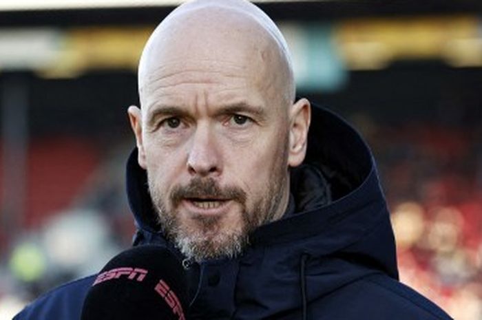 Pelatih Ajax Amsterdam, Erik ten Hag, sebelum duel Liga Belanda melawan Go Ahead Eagles di Deventer (27/2/2022).