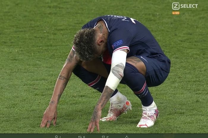 Ekspresi kecewa Neymar usai PSG kalah 1-2 dari Manchester City pada leg pertama semifinal Liga Champions 2020-2021.