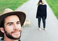 Dikabarkan Putus dengan Miley Cyrus, Liam Hemsworth Unggah Foto Ini!