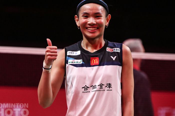 Pebulu tangkis tunggal putri Taiwan, Tai Tzu Ying, berpose seusai bertanding pada semifinal BWF World Tour Finals 2020 di Impact Arena, Bangkok, Thailand, Sabtu (30/1/2021).