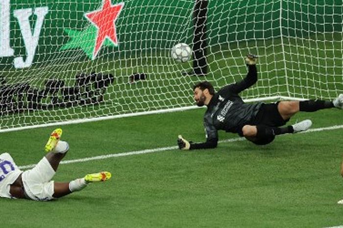 Vinicius Junior cetak golnya untuk Real Madrid ke gawang Liverpool dalam laga final Liga Champions 2021-2022 di Stade de France, Sabtu (28/5/2022).