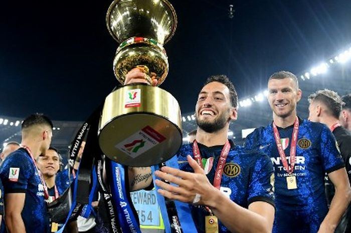 Hakan Calhanoglu berpose dengan trofi Coppa Italia milik Inter Milan usai menekuk Juventus di final (11/5/2022).