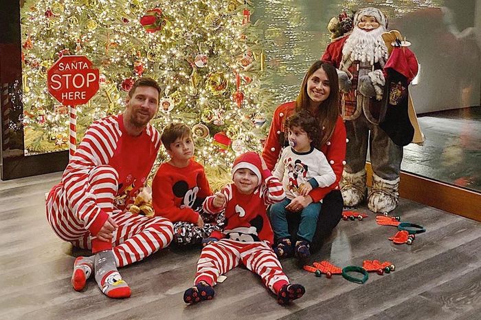 Messi Merayakan Natal Bersama Istri dan Anak