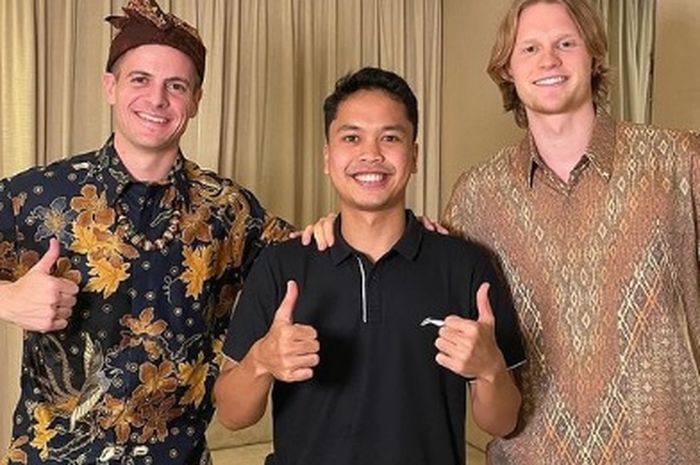 Tunggal putra Indonesia, Anthony Sinisuka Ginting (tengah) saat diundang podcast  oleh Anders Antonsen (kanan) dan Hans-Kristian Solberg Vittinghus (kiri).
