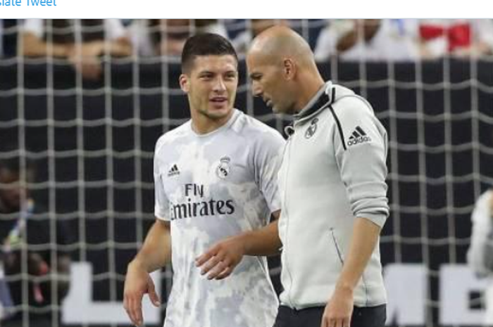 Pelatih Real Madrid, Zinedine Zidane (kanan) saat berbincang dengan Luka Jovic dalam sebuah kesempatan.