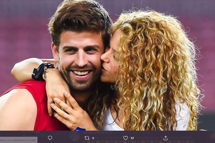 Pemain Barcelona, Gerard Pique bersama sang istri, Shakira.