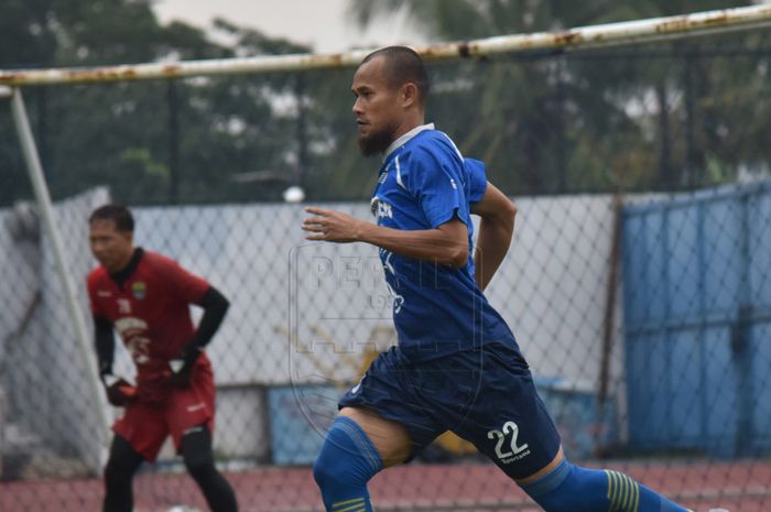 Supardi Nasir saat berlatih di Stadion Arcamanik, Kota Bandung, Jumat (24/1/2020).