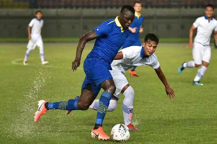 Ezechiel Ndouassel menggiring bola dalam kawalan Indra Mustafa saat gim internal Persib Bandung di Stadion Si Jalak Harupat, Bandung, pada 12 Mei 2019.