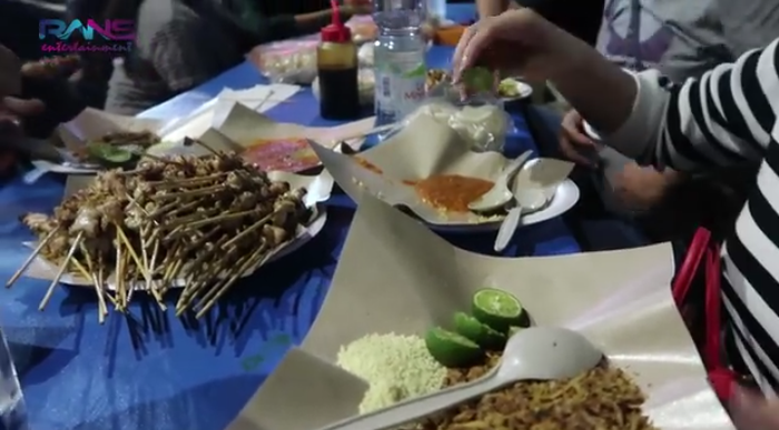 Nagita Slavina jajan sate taichan