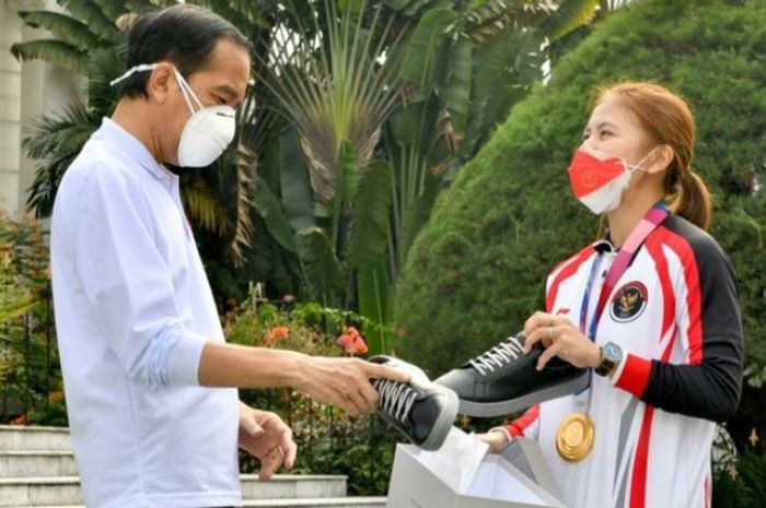 Greysia Polii menawarkan produk UMKM miliknya ke Presiden Joko Widodo, Fine Counsel