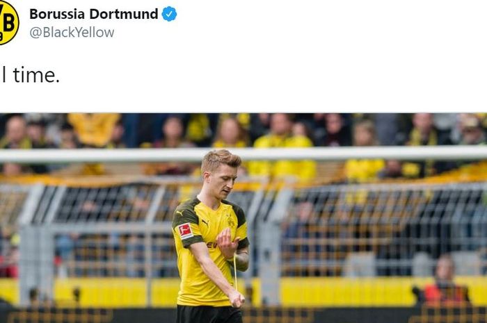 Kapten Borussia Dortmund, Marco Reus, tertunduk lesu usai diganjar kartu merah pada laga melawan Schalke, Sabtu (27/4/2019) di Stadion Signal Iduna Park.