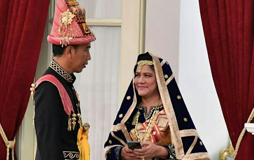 Momen Manis Saat Iriana Bantu Kaitkan Kancing Baju Jokowi Yang Lepas Semua Halaman Grid Id